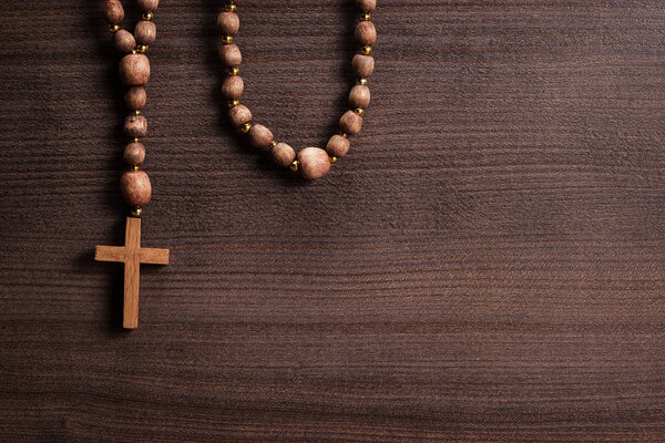 Крест на коричневом фоне
