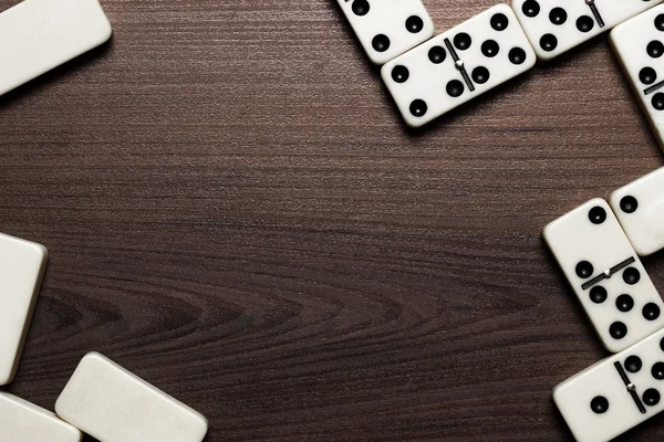 Peças de dominó sobre fundo de mesa de madeira — Fotografia de Stock