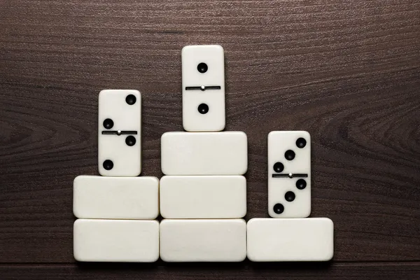 Domino bitar vinna konceptet bakgrund — Stockfoto