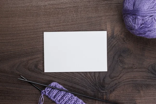 Agujas de tejer y cuaderno en blanco — Foto de Stock