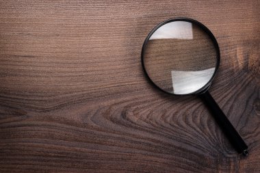 Tahta Arkaplanda Büyüteç