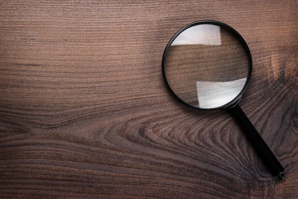 Tahta Arkaplanda Büyüteç