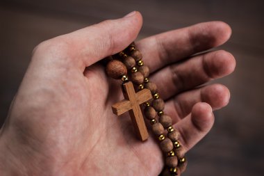 tahta haç ve el ile odak çarmıha gerilmiş