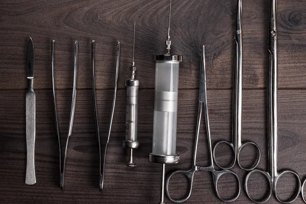 Ahşap masa üzerinde cerrahi aletler — Stok fotoğraf