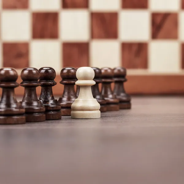 Concepto de liderazgo de ajedrez sobre fondo de tablero de ajedrez — Foto de Stock