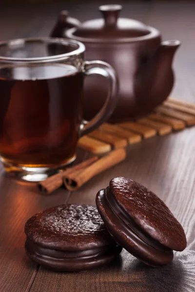 Galletas de chocolate en concepto de té de mesa — Foto de Stock