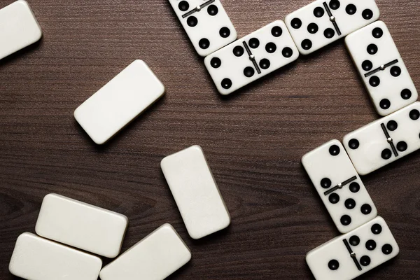 Domino kusů na dřevěný stůl pozadí — Stock fotografie