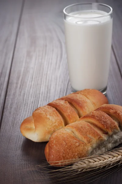 Glas melk en broodjes — Stockfoto