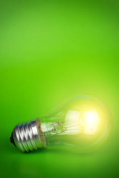 Bec luminos peste fundal verde — Fotografie, imagine de stoc