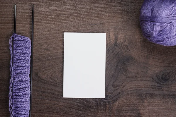 Stricknadeln und blankes Notizbuch auf dem Tisch — Stockfoto