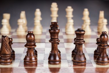 ahşap masa tam rakamları ile satranç masası