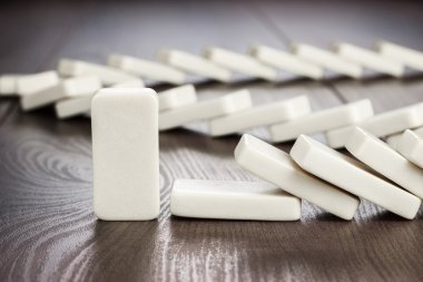 Domino parça ayakta hala kavramı