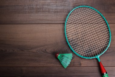 raketle ve badminton raketi