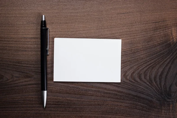 Blanco notitieboekje en pen op tafel — Stockfoto