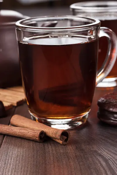 Xícara de chá com paus de canela — Fotografia de Stock