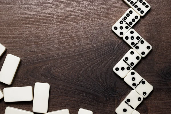 Domino stukken op de houten tafel achtergrond — Stockfoto