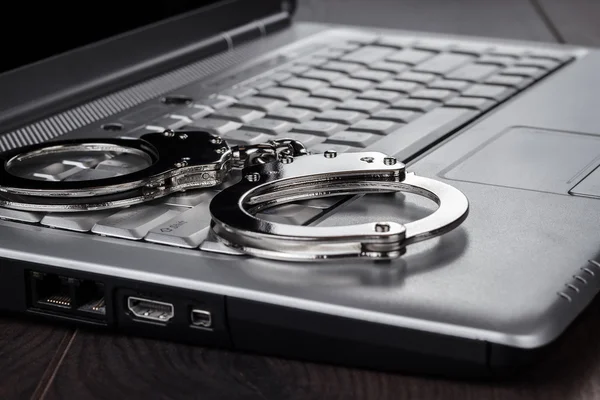 Algemas no conceito de cibercrime laptop — Fotografia de Stock