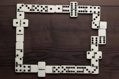 ahşap masa artalanını domino taşları
