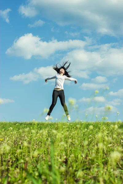 Jente hopper på jordet sommertid – stockfoto