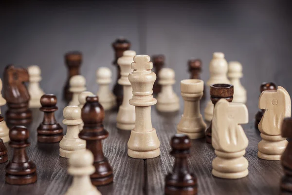 Figuras de ajedrez en la mesa de madera — Foto de Stock