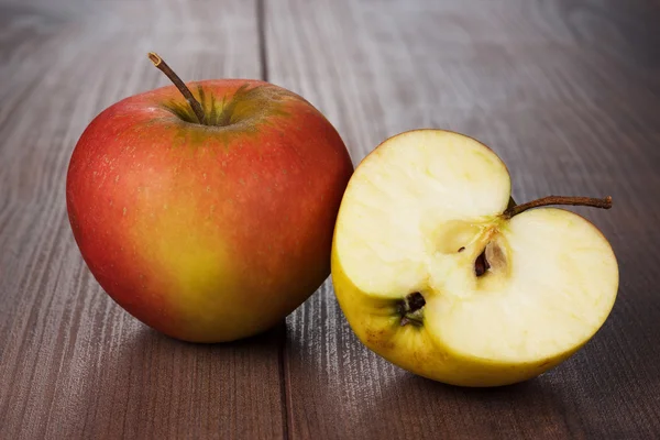 Manzanas frescas sobre la mesa — Foto de Stock