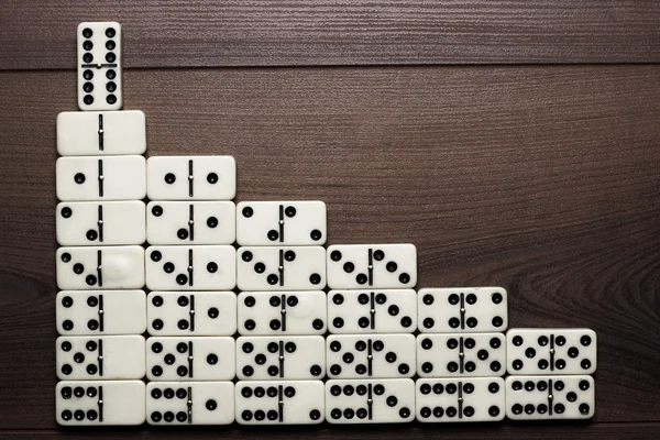 Concepto de liderazgo piezas de dominó formando escaleras —  Fotos de Stock