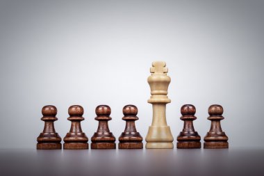 Satranç liderlik kavramı gri arka plan üzerinde Kral.