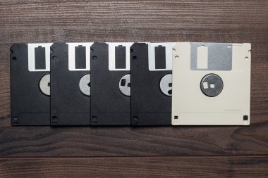 ahşap arka plan'ın Retro disketlerle