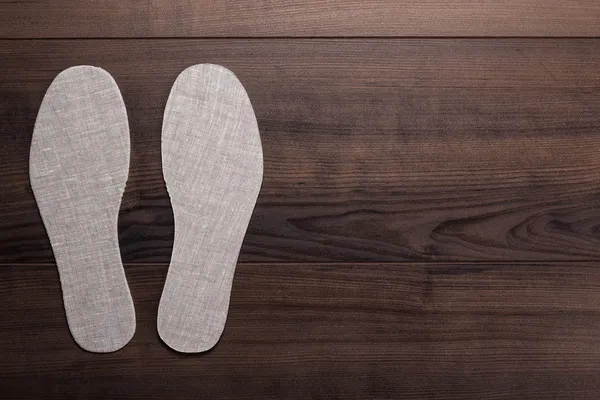 ahşap zemin üzerinde ayakkabı tabanlık