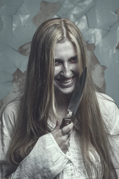 Zombie girl över spruckna väggen — Stockfoto