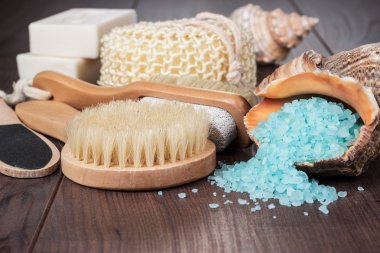 ahşap zemin üzerinde bazı banyo aksesuarları