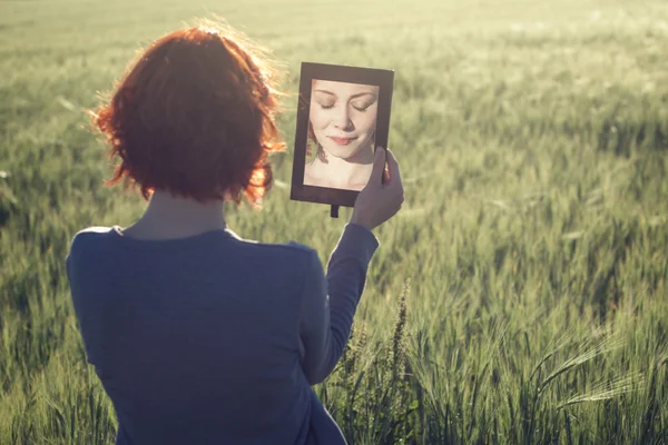 Morgon porträtt av vacker flicka i grönt fält — Stockfoto