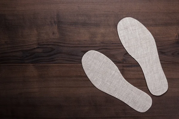 Plantillas grises para zapatos sobre fondo de madera — Foto de Stock