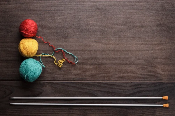Knitting needles and colorful ball of threads — Stock Photo, Image