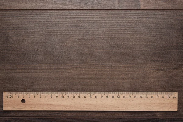 Houten liniaal op de houten achtergrond — Stockfoto