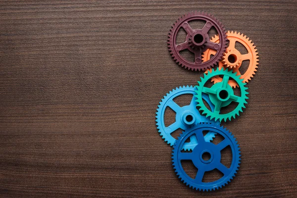 ahşap arka plan üzerinde renkli Dişliler