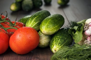 kahverengi ahşap masa üzerinde taze sebze