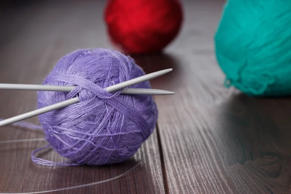 Knitting needles and balls of threads — Stock Photo, Image