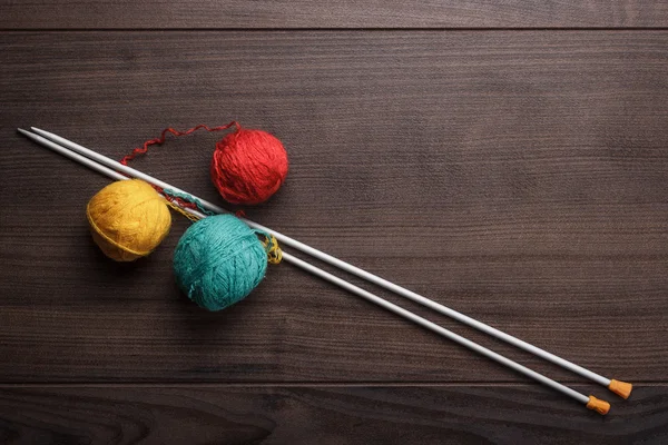 Aiguilles à tricoter et boule de fils — Photo