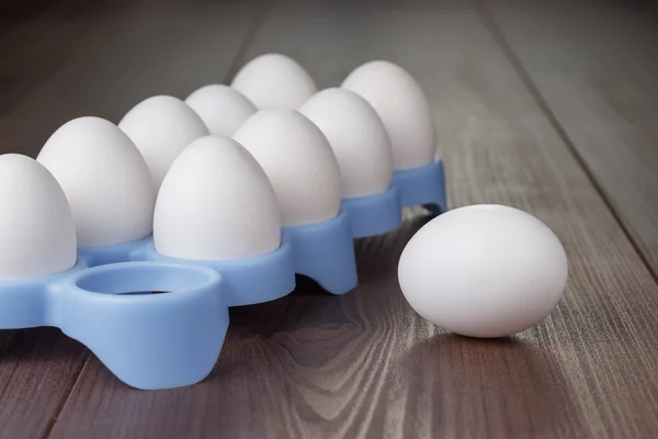 Huevos en la mesa de madera marrón — Foto de Stock