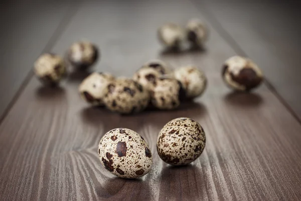 Ovos de codorna na mesa de madeira marrom — Fotografia de Stock