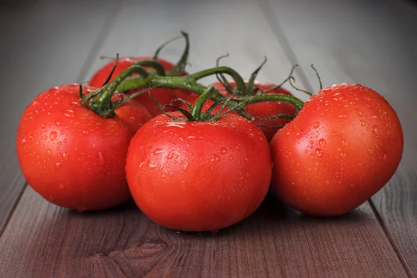 Tomates frescos en la mesa de madera marrón — Foto de Stock