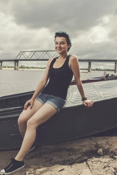 Jovem sentada no barco — Fotografia de Stock