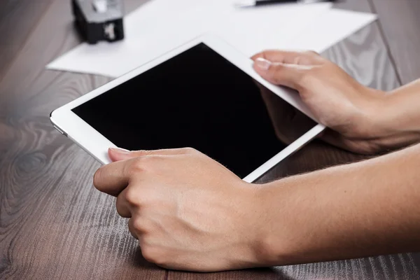 Kadınların elleri ile tablet bilgisayar — Stok fotoğraf
