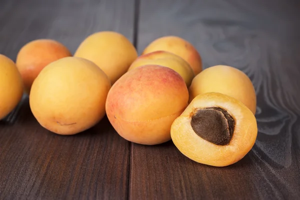 Några färska aprikoser på bruna bord — Stockfoto