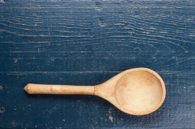 Mavi masa üstünde tahta kaşık