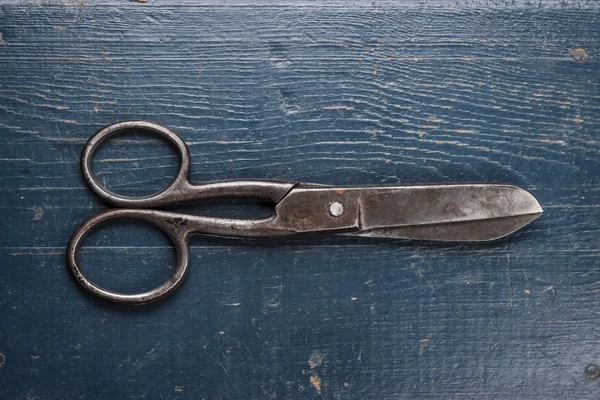 Staré nůžky na dřevěné pozadí — Stock fotografie