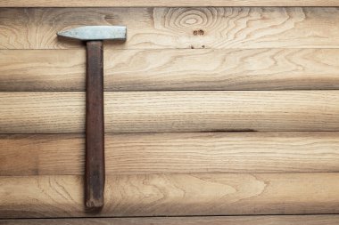 Masanın üzerine eski çekici