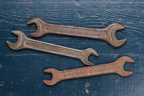 Старые ржавые винтовые ключи — стоковое фото