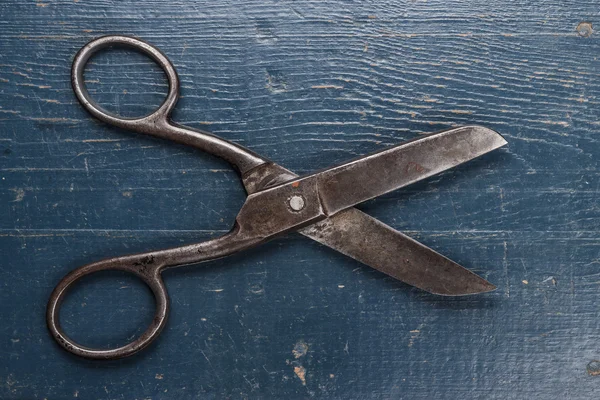 Old scissors on the wooden background — Stock Photo, Image